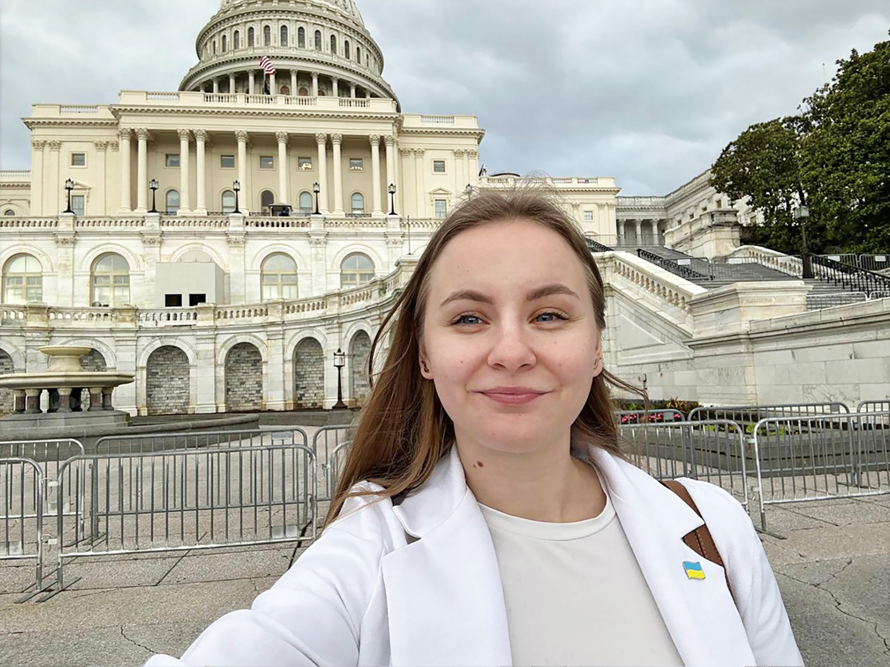 A portrait of Marina Hrytsenko ’23 in front of the White House.