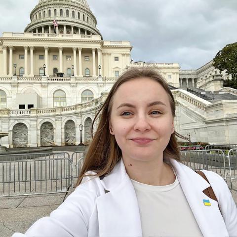 A portrait of Marina Hrytsenko ’23 in front of the White House.